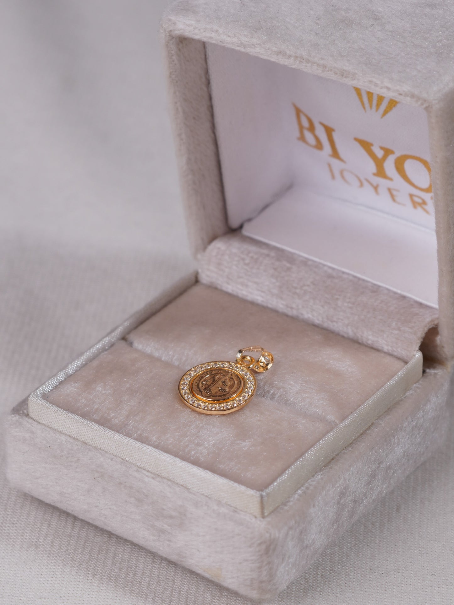 Dije San Benito 1.06gr 2.00cm Circones Blancos Oro Amarillo